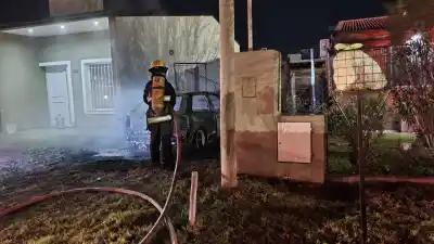 Un auto se incendió en General Pico mientras los bomberos luchaban contra otro fuego