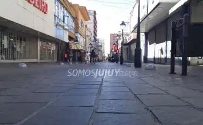 Cerraron casi 150 comercios en la capital y la recuperación no llega