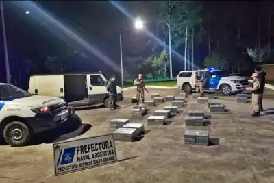 Encontraron una camioneta cerca del río y el hallazgo en su interior desató una investigación