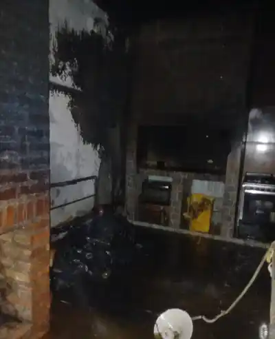 Olvidaron apagar el asador y el fuego destruyó una casa en Ullum