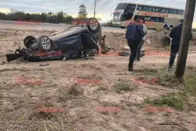 Volcó en la Ruta 9 y los dos ocupantes salieron ilesos: qué se investiga
