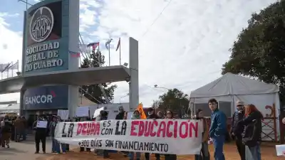 El banderazo docente que nadie esperaba en la puerta de la Expo