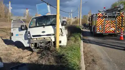 Chocó de frente contra un poste de luz tras esquivar un perro en Centenario
