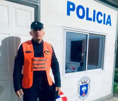 Desesperación en el barrio: Una madre llegó corriendo a la garita con su hija en brazos y lo que pasó después