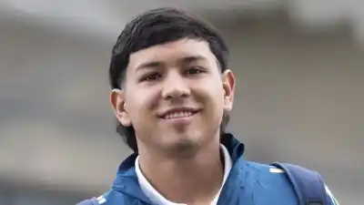 Se desplomó en pleno clásico: la trágica noticia que conmociona al fútbol colombiano