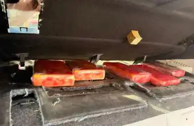 Ocultos bajo la luneta: el hallazgo que destapó un cargamento en un auto secuestrado