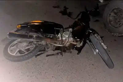 Chocó su moto contra una camioneta estacionada y terminó con graves fracturas en el rostro