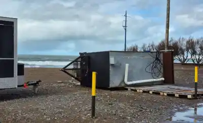 El viento volcó un food truck en Playa Unión y dejó daños en varias viviendas