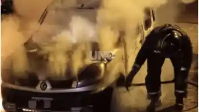 Le vaciaron las ruedas y la batería, y después la incendiaron: el insólito golpe en Villa del Parque