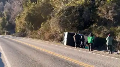 Volcó en la Ruta de los 7 Lagos y el hielo negro sería el responsable: qué se sabe