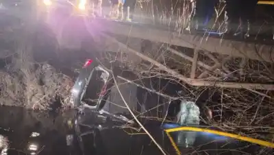 Un auto cayó a un canal en Fernández Oro: buscan a un nene de 4 años