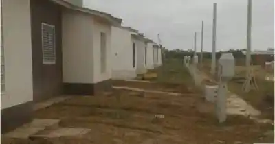 Denuncian que 20 viviendas llevan años abandonadas a siete cuadras del centro de El Quebrachal