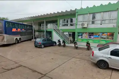 Un jubilado esperaba en la terminal y recibió un golpe de puño sin mediar palabra