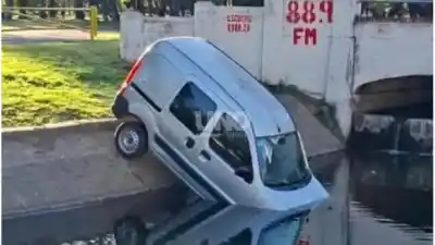 Una camioneta cayó a un lago del Parque Garay y el conductor salió por sus propios medios