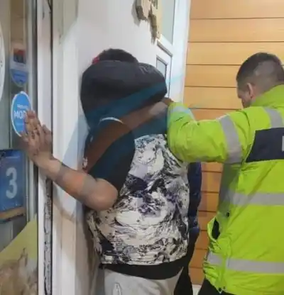 Robaron un comercio en Chacra 13 y la policía los atrapó con las botellas en la mano