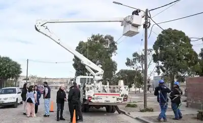 El plan de iluminación que cambió una escuela, una plaza y una cancha en Madryn