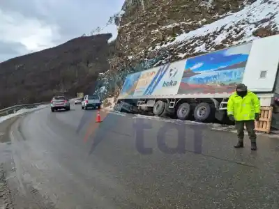 Un camión se despistó en el paso Garibaldi y el operativo para sacarlo tiene a todos en vilo