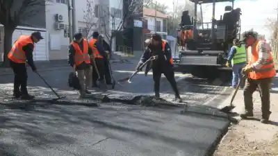 Una de las calles troncales de Neuquén vuelve a brillar: cuántas cuadras renuevan este año