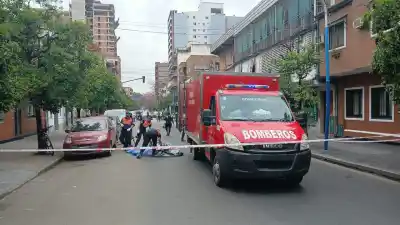Murió en la calle tras descompensarse en su bicicleta: buscan identificarlo