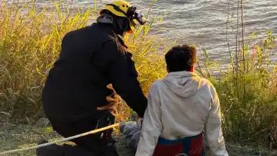 Se resbaló en la barranca del Paraná y su novio terminó en el agua: el rescate