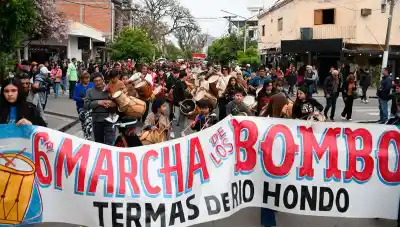 La sexta Marcha de los Bombos desbordó Las Termas: lo que pasó cuando la columna pasó por la municipalidad