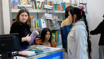 El martes 8, la Feria del Libro de La Banda se llena de actividades: hay un detalle que no te podés perder