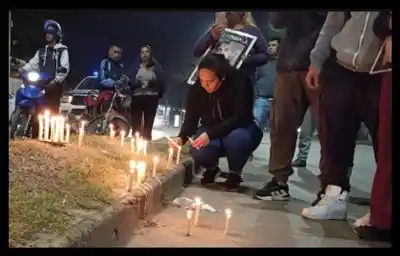 Velas y bronca en avenida Colón: el reclamo de una madre que no cree en un simple accidente