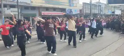La Banda se unió en un abrazo de más de 500 bailarines para festejar su aniversario