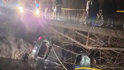 Un auto cayó a un canal en Fernández Oro y buscan a un nene de 4 años