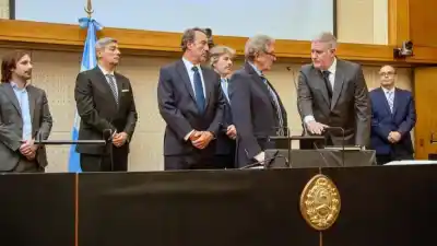 El abrazo que selló el pacto: la Justicia que arma Milei ya empieza a fallar a su favor