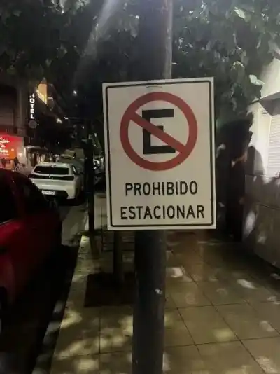 Estacionar en el Valle Central: ¿prioridad o privilegio? El reclamo de un vecino