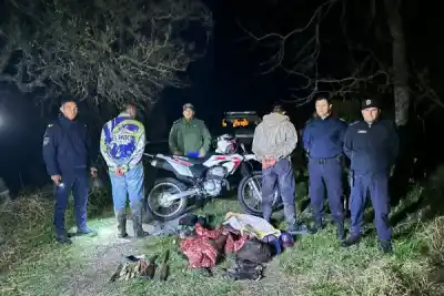 Saliendo de un campo con carne y una escopeta: la policía los esperaba