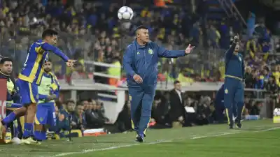 El 9 que se juega todo: el dilema de Almirón para el clásico