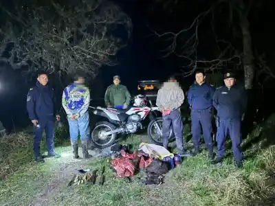 Salió de un campo con carne vacuna y la policía lo esperaba: dos detenidos