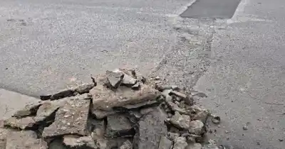 El reclamo de un barrio por los restos de un bacheo que nadie retira