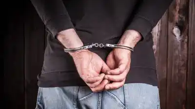 Quiso entrar a la fuerza a la casa de su madre y terminó detenido tras atacar a una policía