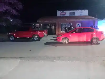 Chocó contra una camioneta estacionada en Ulapes y terminó detenido por una contravención