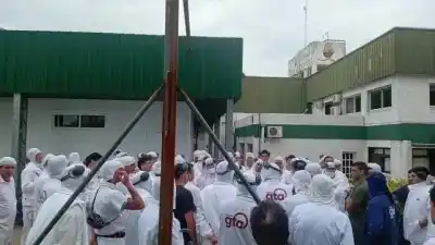 Ordenan reincorporar a 750 despedidos de Granja Tres Arroyos: qué pasa ahora