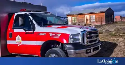 Ráfagas que ponían en riesgo un barrio: los bomberos treparon a un techo para frenar lo peor