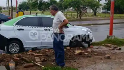 Un remisero perdió el control y terminó contra la vereda en plena avenida Aguirre