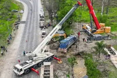 Con dos grúas de gran porte, lograron sacar la locomotora que había quedado en un canal tras el choque en Simoca