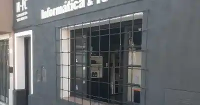 Una cuadra en alerta: el violento método que usaron para entrar a un local de tecnología en Ciudad