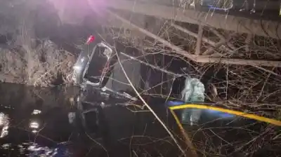Un nene de 4 años desapareció en Río Negro: el auto cayó a un canal y los padres lograron salir