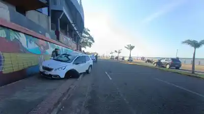Despistó en la Costanera de Posadas y terminó arriba de la vereda: qué pasó