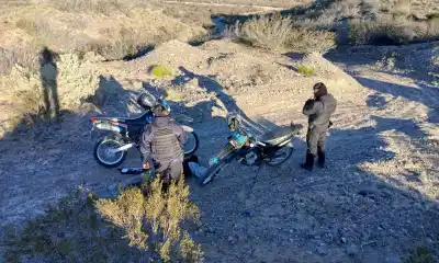 Dos bicicletas tiradas en un portón delataron a dos menores que habían entrado a robar