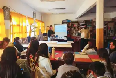 Alerta en escuelas de Neuquén: ofrecen internet y antenas de Starlink sin autorización