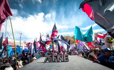 Miles de estudiantes coparon Tres Cruces para una fiesta que no para de crecer