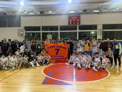 Un número 7 que emocionó a todos en el homenaje a Ariel Zárate