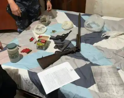 Publicaron en Instagram cómo disparaban armas de fuego: el allanamiento que les siguió