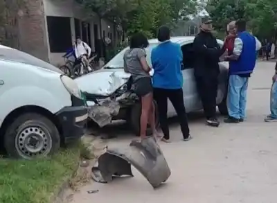 Chocó un auto contra un utilitario estacionado y la excusa que dio desconcertó a todos